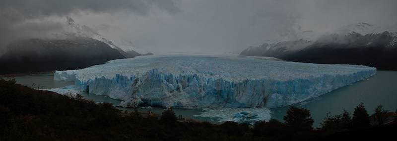 The enormous front of the glaciar Perito Moreno