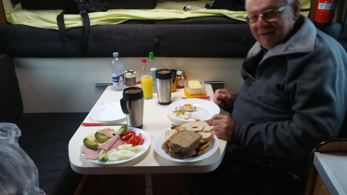 Cena acogedora en el Camper