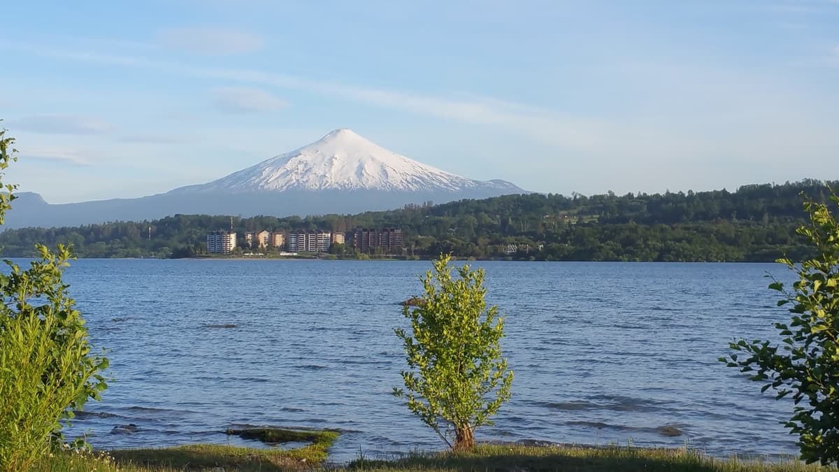 El Volcan desde el Lago Villarrica