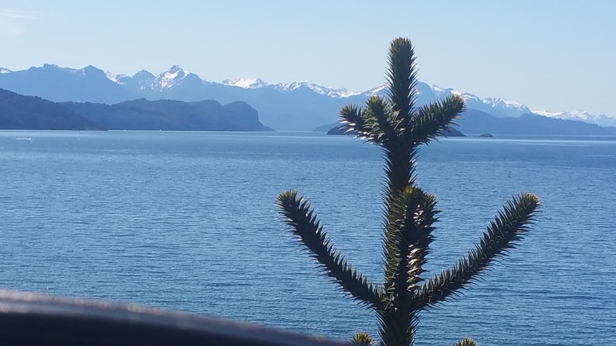 Lago Nahel Huapi al frente de San Carlos de Bariloche