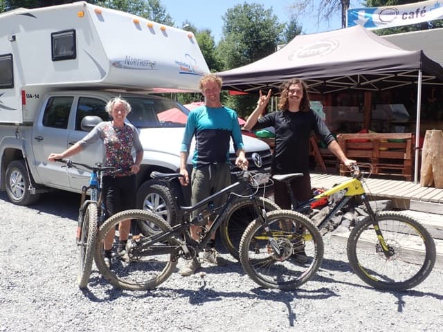 Mountainbikes and camper