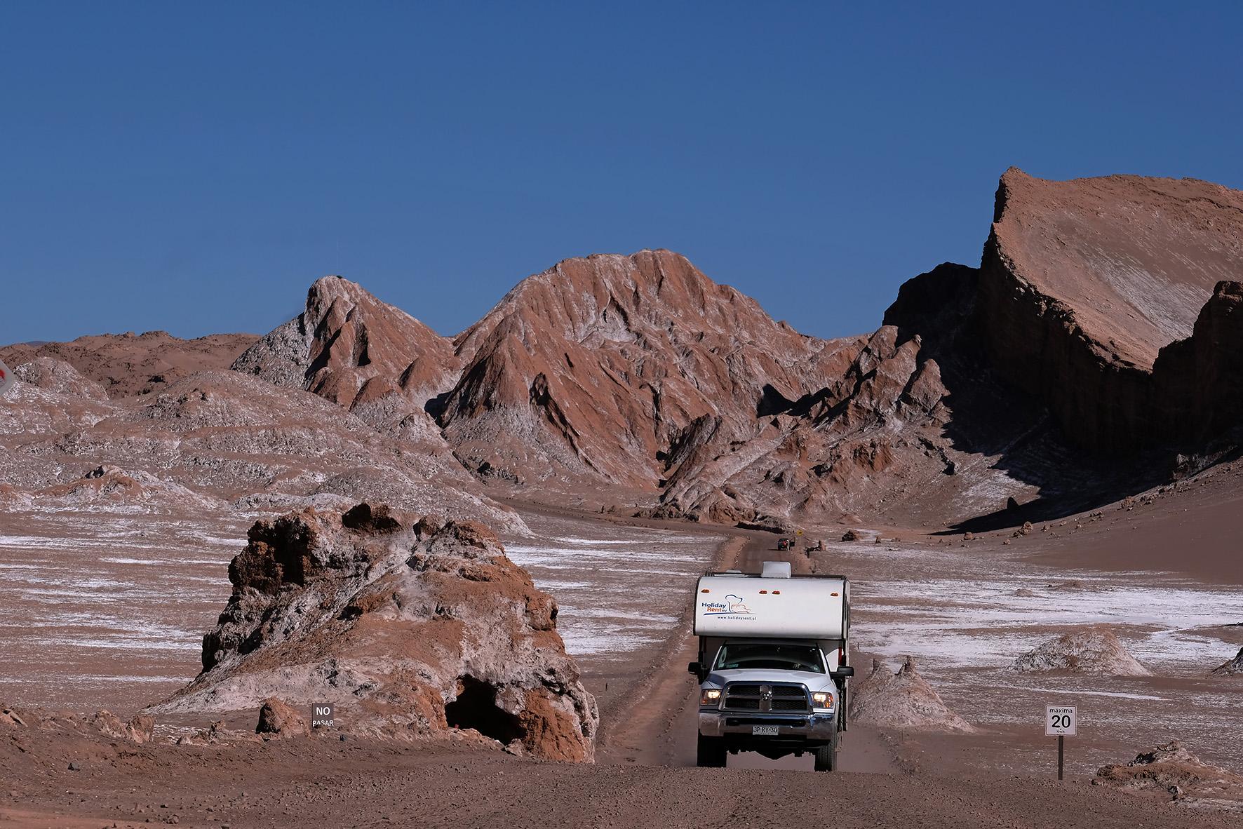 Vista del altiplano y volcanes desde la ruta en camper