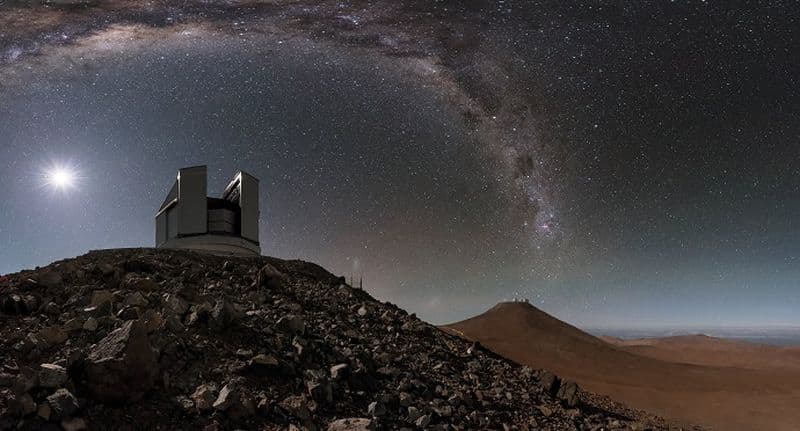 Cielo estrellado sobre el observatorio en el norte de Chile
