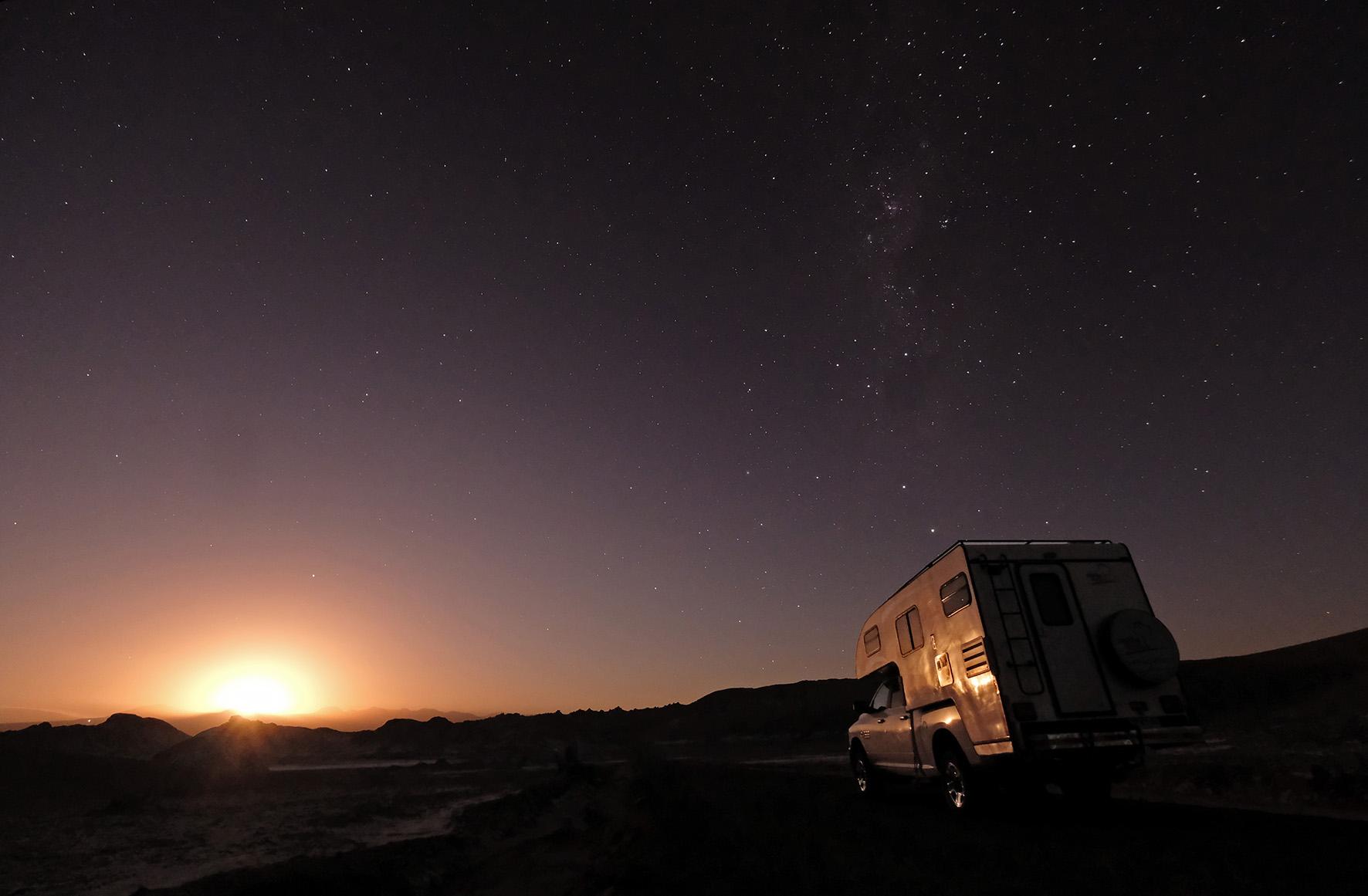 Camper al anochecer con las primeras estrellas en el desierto de Atacama