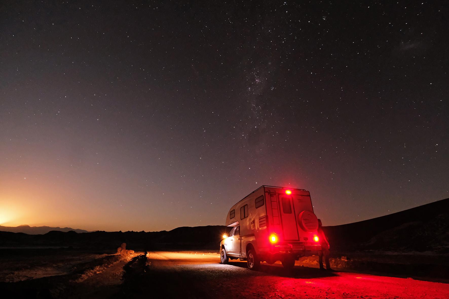 Camper 4x4 de noche bajo las estrellas del norte de Chile