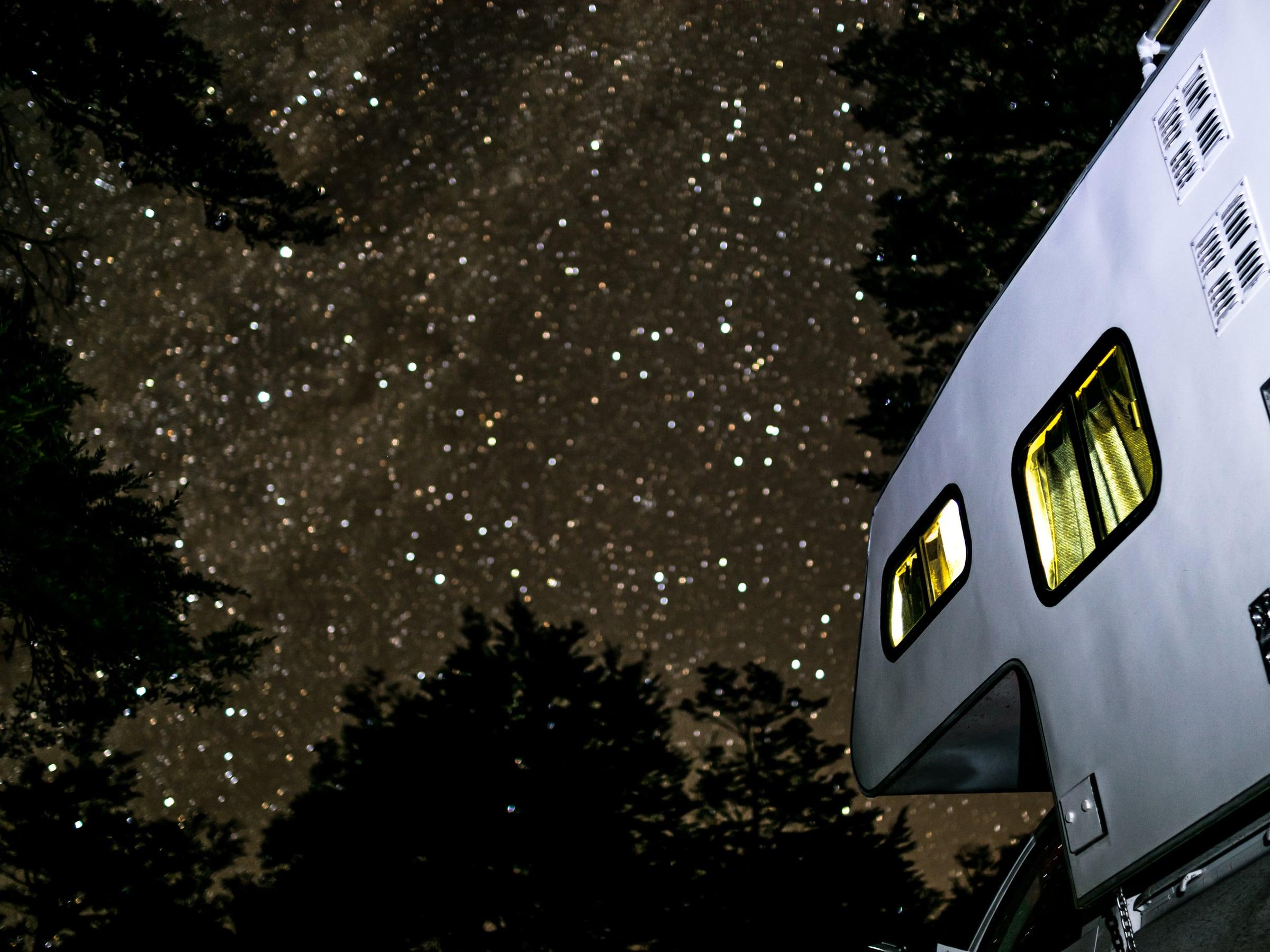 Cielo estrellado visto desde la ventana del camper