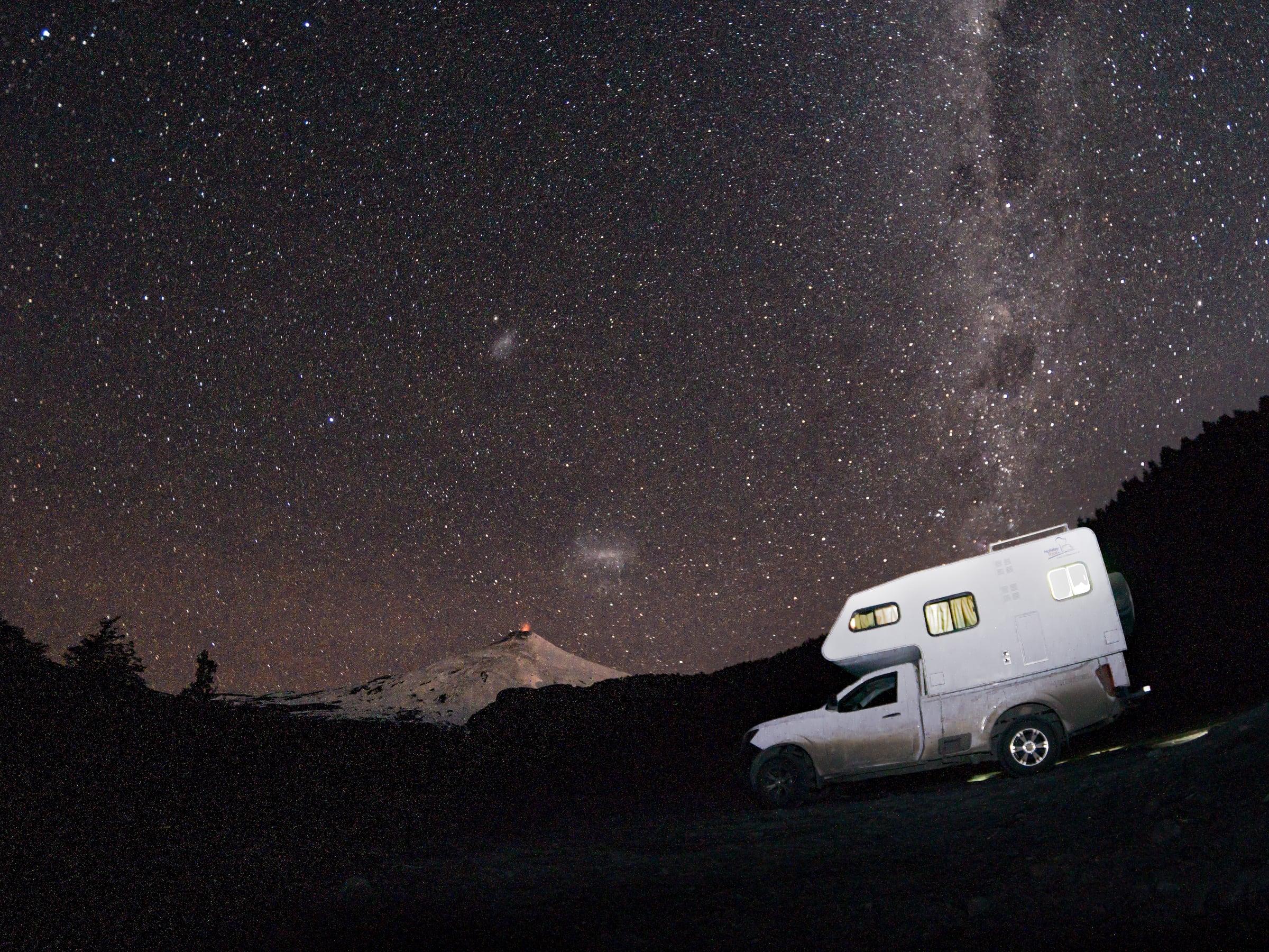 Camper bajo la Vía Láctea junto a un volcán del sur de Chile