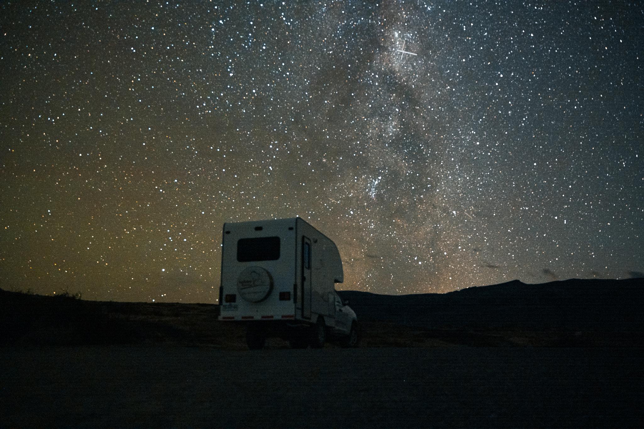 Camper Maxus 4x4 bajo la Vía Láctea en la Patagonia