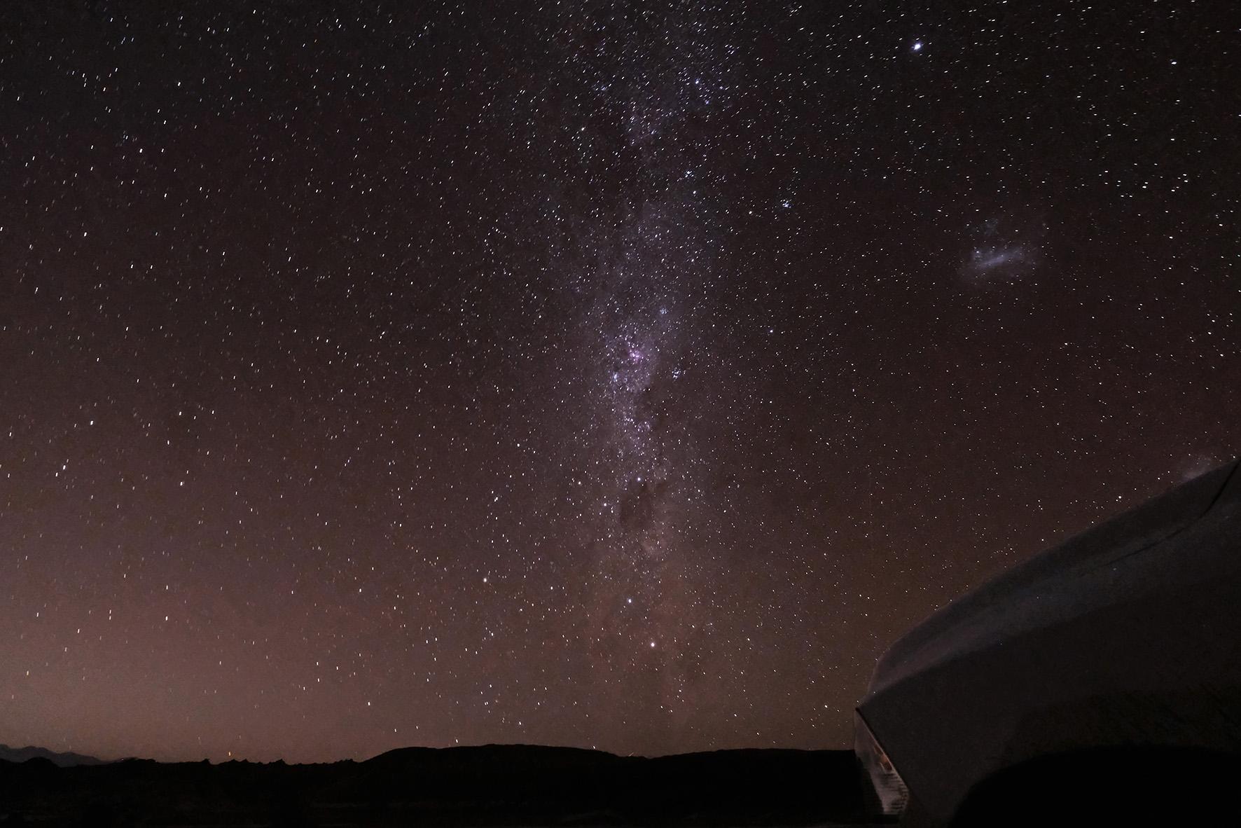 Vía Láctea sobre el desierto de Atacama, junto al camper
